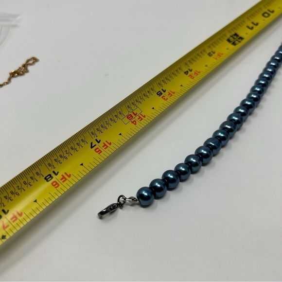 Metallic Blue Faux Pearl Short Necklace 18" Classic Adjustable Silver Tone Chain - Picture 4 of 4